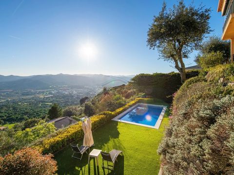 We present a unique house located in the best urbanisation of Santa Cristina d'Aro, Les Teules, Girona. This property combines absolute privacy, high-quality materials and spectacular sea views that will leave you speechless. Just 5 minutes from the ...