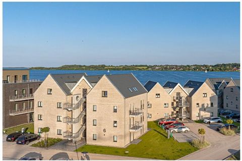 Avec une vue directe sur l'eau et un emplacement unique directement sur la Schlei, le « Fjord-Koje 2 » au Pionierhafen Schleswig offre l'endroit idéal pour vos vacances. L'appartement de vacances offre 74 m² de séjour et salle à manger ouvert avec cu...