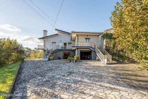 3 bedroom bi-family house, consisting of 2 items, one rustic and the other urban. It has a total area of 6900 m2, with the urban part having 2000 m2 and the rustic part having 4900 m2. With regard to the urban part, the gross construction area is 220...