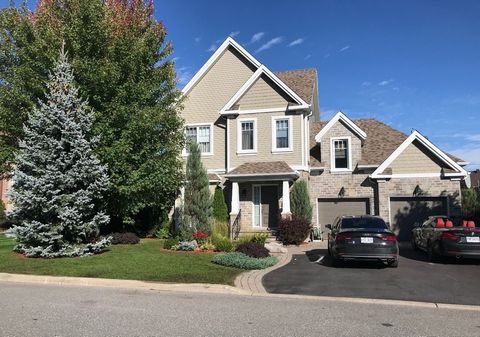 Step into this beautiful two-story home in St-Bruno-de-Montarville, perfect for families with 5 spacious bedrooms! The beautifully landscaped yard features a heated saltwater pool, patio, and low-maintenance sprinkler system. Unwind by the cozy firep...