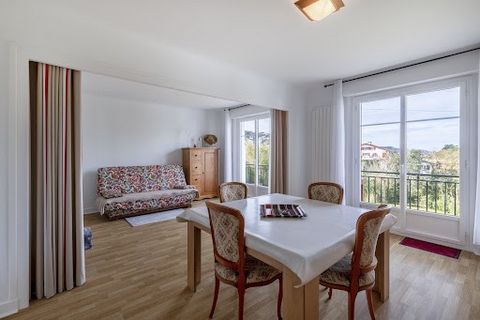 A HENDAYE, dans quartier proche plages bel appartement type T4 comprenant: entrée, spacieux séjour donnant sur balcon, cuisine aménagée et équipée, trois chambres, SDB, W.C indépendant. Grand garage fermé et cave dans petite copropriété avec des espa...