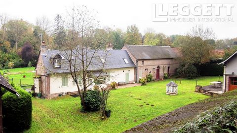 A34403NAC80 - Located in a lively village near the historic town of Saint-Valéry-sur-Somme, this 200 m² Picardy farmhouse blends authenticity, comfort, rural charm, and conviviality. Carefully renovated, it offers a warm and inviting interior. Origin...