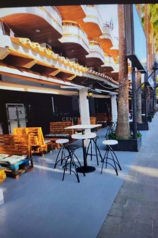Magnífico local de grandes dimensiones a pie de calle actualmente sala de fiestas con terraza barra de coctelería y tapas. Ubicada en el hermoso Puerto de Alcúdia, al Noroeste de la Isla de Mallorca. Consta de Pista de Baile, barra de Coctelería, Ter...
