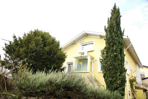 Belle opportunité pour cette maison familiale positionnée aux portes de Lyon, sur la paisible commune d’Irigny Le Haut.