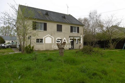 Très grande maison avec un grand terrain clos.