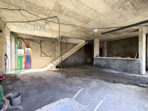 Venha conhecer a incrível Moradia T4, ainda em Fase de Construção, numa zona tranquila e de fácil acesso, em Tires. No Piso 0 encontramos: - 1 Sala ampla, em Openspace; - 1 Cozinha, em Openspace, ligada à sala, totalmente equipada com eletrodoméstico...