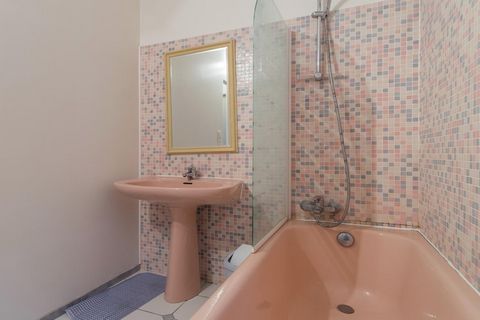 Des frais optionnels de services et utilités d'un montant de EUR 50,00 seront facturés avant votre arrivée. Les détails sont fournis ci-dessous. Situé près de Châteauroux et Bourges en Berry, ce gîte (70m) est une maison de plein pied dans une ancien...