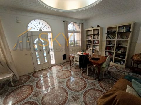 At Sky Real Estate, we are delighted to introduce you to this real estate marvel. Discover the charm of this spacious 171 square meter house, located on a 108 meter plot, on the coveted Manuel Andrés street in Valencia. This three-storey house, bathe...