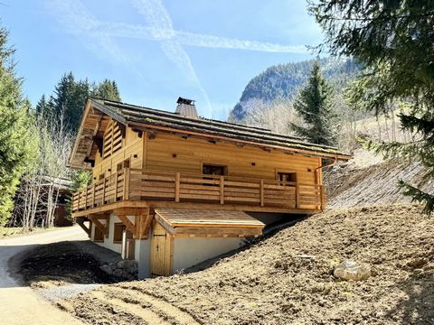 This magnificent chalet and its habitable mazot are in a cul-de-sac just at one steps from the ski slopes of the Etale massif. With its 7 bedrooms, this chalet is perfect for welcoming family and friends in comfort and luxury. Completely renovated wi...