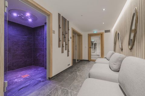 Questo invitante appartamento offre una base accogliente e confortevole per coloro che desiderano esplorare gli splendidi paesaggi montani di Peisey-Vallandry. Perfetto per piccoli gruppi o famiglie, può ospitare fino a 4 persone con una spaziosa cam...