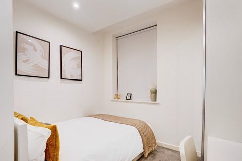 1. Najważniejsze cechy lokalizacji: Doskonała lokalizacja: Położone w tętniącym życiem Kingston upon Thames, te stylowe apartamenty oferują wygodny dostęp do centrum Londynu, zachowując jednocześnie urok nadrzecznego miasta. Bliskie połączenia transp...