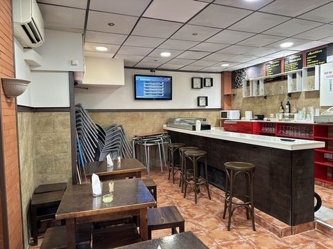 Volledig uitgeruste bar, met twee toiletten en een keuken met rookafvoer.Bar en eetkamerUitgerust met koelkasten, televisies, tafels, stoelen en airconditioning.Heeft alle huidige vergunningenEr kan een buitenterras worden ingericht.IDEAAL VOOR STELL...