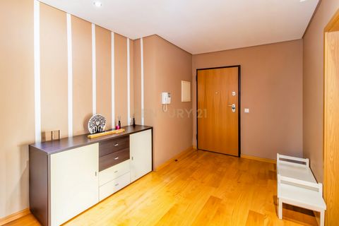 Descubra este encantador apartamento T2 em Marinha Grande, com uma área generosa de 131m². Este imóvel usado oferece uma excelente oportunidade para quem procura conforto e espaço, ideal para famílias ou investidores. A sua localização privilegiada p...