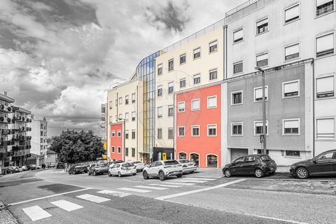 Apartamento T3 com Garagem | Excelente Oportunidade de Investimento Descubra este espaçoso e luminoso apartamento T3, com 154 m² de área bruta privativa, ideal para habitação própria permanente ou investimento seguro numa zona em forte valorização. C...