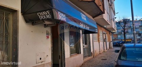 Loja para venda a 69 000 € com extração de fumos. Venha dinamizar o seu negócio no concelho da Amadora, Localização previlegiada de serviços, fácil acesso e zona bastante movimentada.  Pontos a ter em conta:  Serviço de finanças Bombeiros voluntários...