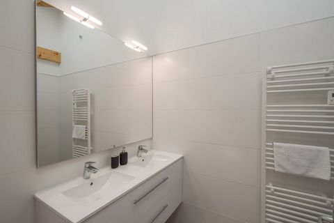 Diese schöne und moderne Ferienvilla befindet sich auf einem großen Feriengebiet. Auf dem Gelände gibt es zwei schöne Schlösser und eine Reihe von Ferienvillen. Diese Villa befindet sich im alten Trockenschuppen des Geländes und verfügt über ein attr...