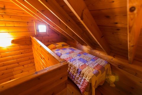 Los bungalows gozan de una ubicación tranquila en un camping pequeño y acogedor. Se encuentran parcialmente a la sombra de los árboles. Estos bungalows cuentan con un dormitorio en la planta baja y un altillo como espacio adicional para dormir. La pi...