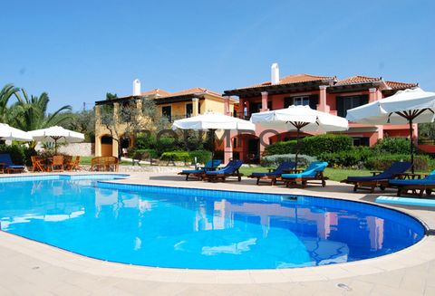 Wooncomplex – Porto Heli Wij presenteren u een unieke kans van een privé wooncomplex in het hart van Argolis! In het kosmopolitische Porto Heli, op de locatie van Bouzeika en op slechts 500 meter van het strand, is een luxe complex met een totale opp...