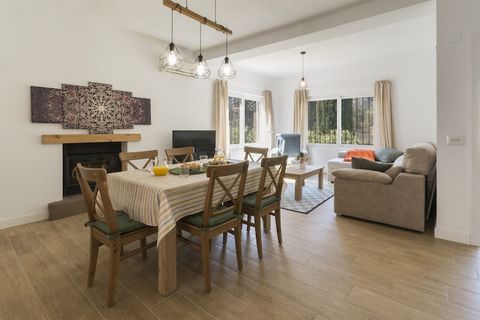 El exterior de la casa es un verdadero paraíso. Podrán disfrutar de la piscina privada de cloro con unas dimensiones de 10 metros de largo por 5 metros de ancho y una profundidad que varía entre 1 y 1.40 metros. Es perfecta para los días calurosos y ...
