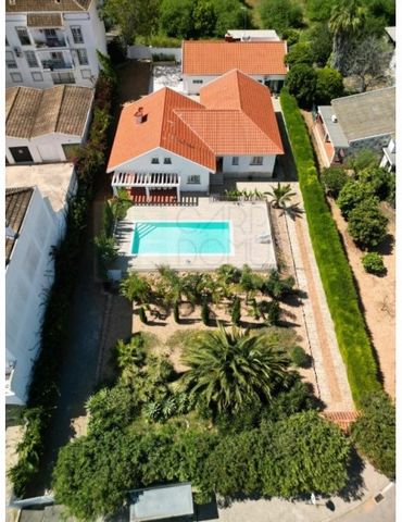 Moradia de Luxo T5+2 com Piscina - Investimento de Alto Potencial em Vila Nova de Cacela. Descubra esta exclusiva moradia isolada, recentemente renovada, situada no coração de Vila Nova de Cacela, a poucos minutos das magníficas praias da Manta Rota ...