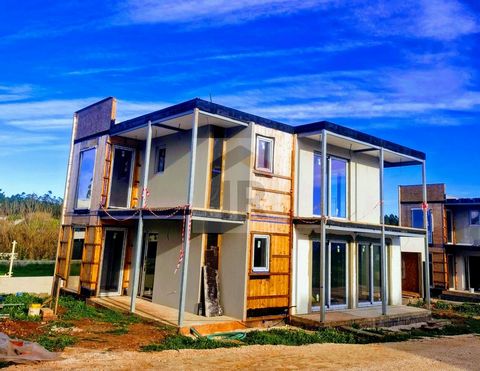 Moradia T4 em linhas contemporâneas Moradia onde o requinte se harmoniza com a exuberância da natureza. Cada detalhe foi meticulosamente concebido para oferecer uma experiência de vida singular, destacando-se por seus quatro quartos, todos dotados de...