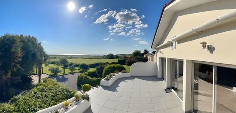 Maison, villa à vendre vue mer - 4 pièces - 165 m² - Garage 36 m² - Jardin clos - PORT DES BARQUES (17)