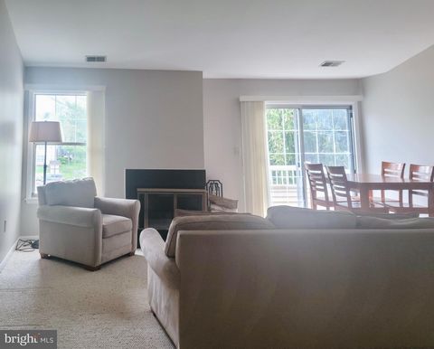 Move right into this elegant Arbor model, Featuring Berber carpeting, and a cedar walk-in closet, this penthouse Arbor unit combines comfort and style. Ideally situated in a quiet section of the community, yet just steps from the pool. Enjoy easy acc...