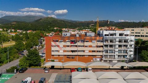 Apartamento T2 localizado na charmosa e tranquila cidade de Vieira do Minho, na prestigiada Avenida João da Torre. Este imóvel é perfeito para quem procura conforto, comodidade e uma excelente qualidade de vida. Características do Apartamento: - Tipo...