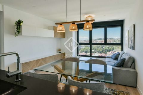 Lucas Fox presenta este luminoso piso en la planta 18 de un moderno complejo residencial, con orientación oeste y espectaculares vistas panorámicas que abarcan desde los montes de Málaga hasta el mar en el horizonte. Una propiedad que combina altura,...