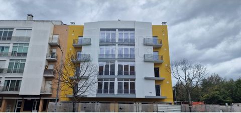 T3 met 128 vierkante meter met grote helderheid. Appartement met een suite plus twee slaapkamers met ingebouwde kasten, en nog een ondersteunende kledingkast in de gang van de slaapkamers. De keuken en woonkamer zijn van Amerikaans model - open ruimt...