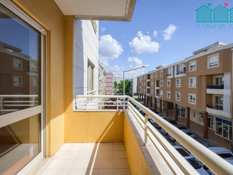 Apartamento, de tipologia T2, situado ao nível do 2.º andar, caracterizado pela sua luminosidade natural fantástica, privilegiando de uma localização de excelência, por se encontrar próximo dos principais serviços e comodidades. Esta magnífico aparta...