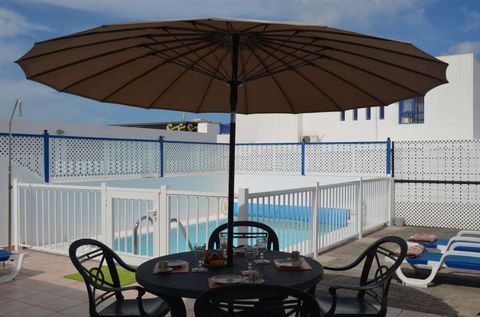 La villa en Playa Blanca posee 2 dormitorio(s) y capacidad para 4 personas. Alojamiento de 100 m² acogedor y totalmente equipado, con vistas a la piscina. Se encuentra a 200 m de la playa de arena 