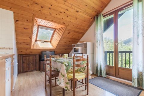 The Residence Le Beouriou is situated in Val-des-Prés, Serre Chevalier 1200. It is a small residence in the heart of the nature. The residence is located at 7 km from the center and from the shops. Surface area : about 19 m². 2nd floor. Orientation :...