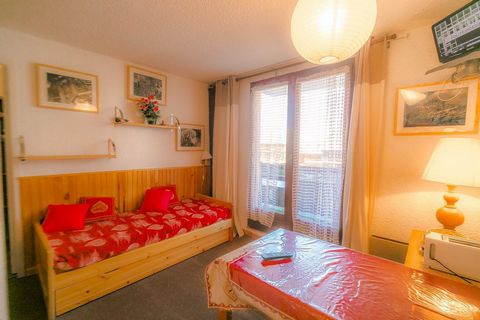 The residence Les Chabrières I are located at Risoul, 100 m away from ski school, shops and the center. This 6 floor residence with lift is ideally situated in the center of the ski resort. Surface area : about 18 m². Orientation : North. Living room...