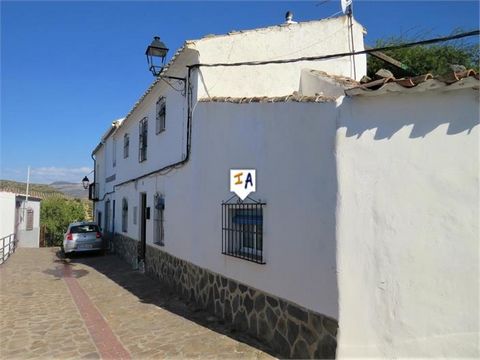 Dit huis gelegen in het pittoreske stadje Las Casillas heeft veel charme en karakter. Aankomst bij het huis via een met stenen beklede straat, passeer de poorten naar de tuin en ga het huis binnen in een grote kamer met een woonkamer met open haard a...