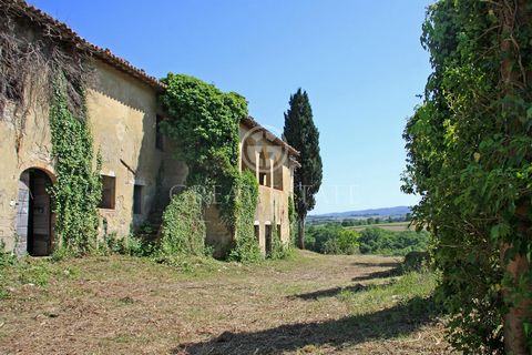 San Bartolomeo I, is a farmhouse for sale that requires restoration in Umbria. The farmhouse has a very impressive structure and has been completely plastered and is situated within a small valley between the villages of Città della Pieve and Cetona....