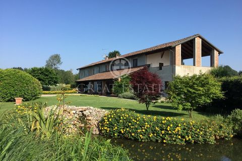 Lombardia – Lomellina orientale – just a few km away from Milan – Cascina Prefontana. Immersed in the Lombardo natural Park of the Ticino Valley, this property includes a main farmhouse used as living unit, which is the result of a recent and wise re...