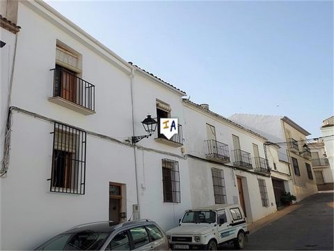 Dit herenhuis van 172 m2 gebouwd met 5 slaapkamers en 2 badkamers is gelegen in het traditionele Spaanse dorp Fuente-Tojar, dicht bij de populaire stad Priego de Cordoba in Andalusië, Spanje. Op de markt voor minder dan 60K, en gedeeltelijk gemeubile...