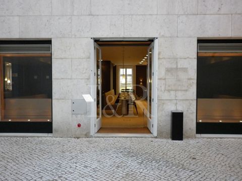 Commercial space of 1130 sqm located in Chiado, for rent. This space is located in the historic center of Lisbon, two steps from Praça do Comércio, Rossio and Castelo de São Jorge and is spread over 4 floors. Former gym, it has 5 rooms, reception and...