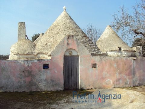 Beautiful complex of six coned trullo with lamia to be renovated. They are located on a very interesting land with olive, fruits and almond grove. Zone equipped with all services. Possibility to buy a adjacent olive grove of about 4.500 sqm Location ...