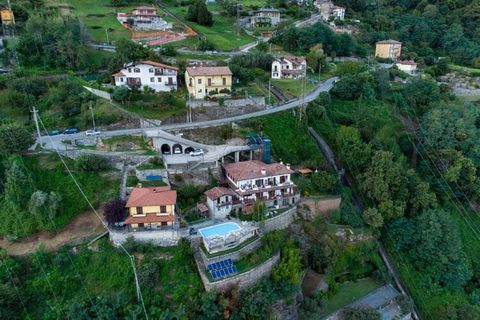 Net buiten het centrum, langs een rustige weg die naar de Liro vallei loopt, staat de karaktervolle Casa Archi. Deze comfortabele woning heeft een balkon aan de voorzijde met tuinmeubilair en een schitterend uitzicht op het Comomeer. Het huis is toeg...
