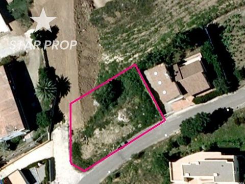 STAR PROP, your trusted real estate agency, wants to present you with this captivating plot in Llançà, strategically located next to the beach. A dream come true for those who long to have a home in a privileged environment and enjoy the sea breeze e...