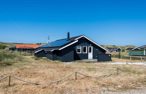 Non lontano dalla bella spiaggia di Bjerregård si trova questo cottage luminoso e ben tenuto, che contiene tutte le strutture killer. Dal soggiorno, che è in collegamento aperto con la cucina, si ha una bella vista sulle grandi dune che si trovano tr...