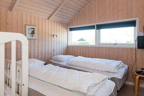 Attraktives Ferienhaus bei Bork Havn, ausgestattet mit Whirlpool und Sauna. Die helle, geräumige Unterkunft zeichnet sich zudem durch ihre gelungene Raumaufteilung aus. Das Ferienhaus hat einen offenen Küchen-/Wohnbereich für das Familienleben, inklu...