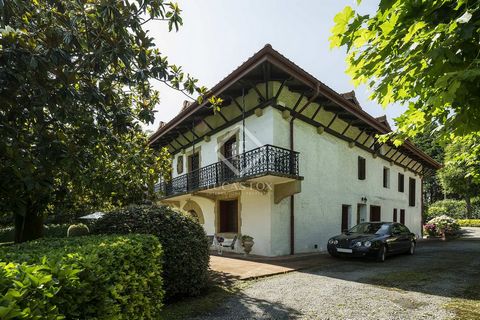 Lucas Fox presents this unique property for its historical value, a farmhouse from the post-medieval period dating from the 16th century. It is an emblazoned house, a term that in architecture refers to houses whose facades bear the arms, shields or ...