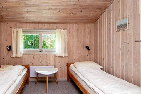 Ce chalet est situé sur un terrain naturel clos à proximité du lac Kvie. Il y a une grande salle de bain avec bain à remous et sauna et des toilettes invités dans la maison. La maison est à la fois spacieuse et confortablement meublée. Il y a des sen...