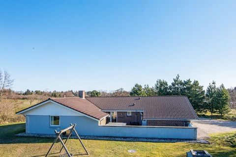 Su un terreno appartato con vista su Ho Bay si trova questo affascinante cottage con piscina coperta e vasca idromassaggio all'aperto, creato per formare la cornice di una fantastica vacanza. Dal soggiorno c'è anche una vista sulla sala da biliardo. ...