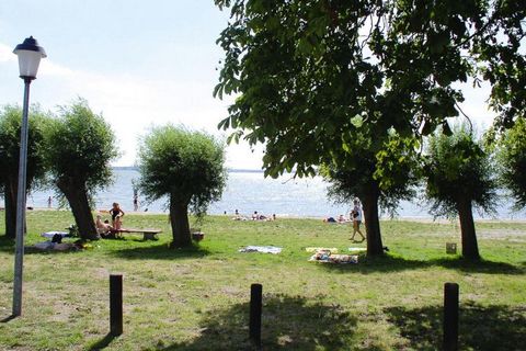 Modern and comfortably furnished holiday homes with a fenced terrace in a small, family-friendly holiday complex with 15 houses, just under 100 m from the shore of Lake Kummerow with a natural beach and bathing area. The highlight for the little gues...