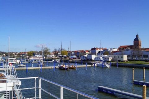 Floating holiday home with that certain something: The modern floating house is firmly anchored in the small town harbor of Ribnitz-Damgarten. Enjoy 360-degree views of the water and harbor while having breakfast on the terrace. The roof terrace invi...