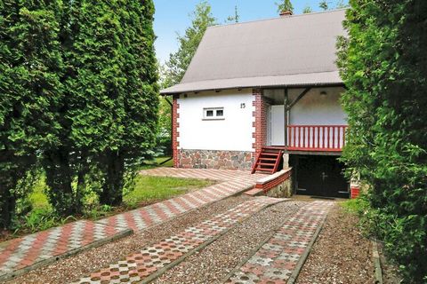 Maison de vacances spacieuse et lumineuse avec cheminée et deux terrasses sur le lac Dabrowa Wielka. Vous pouvez vraiment vous détendre sur le terrain naturel bien entretenu avec un barbecue et un terrain de volley-ball. Que vous souhaitiez nager ou ...